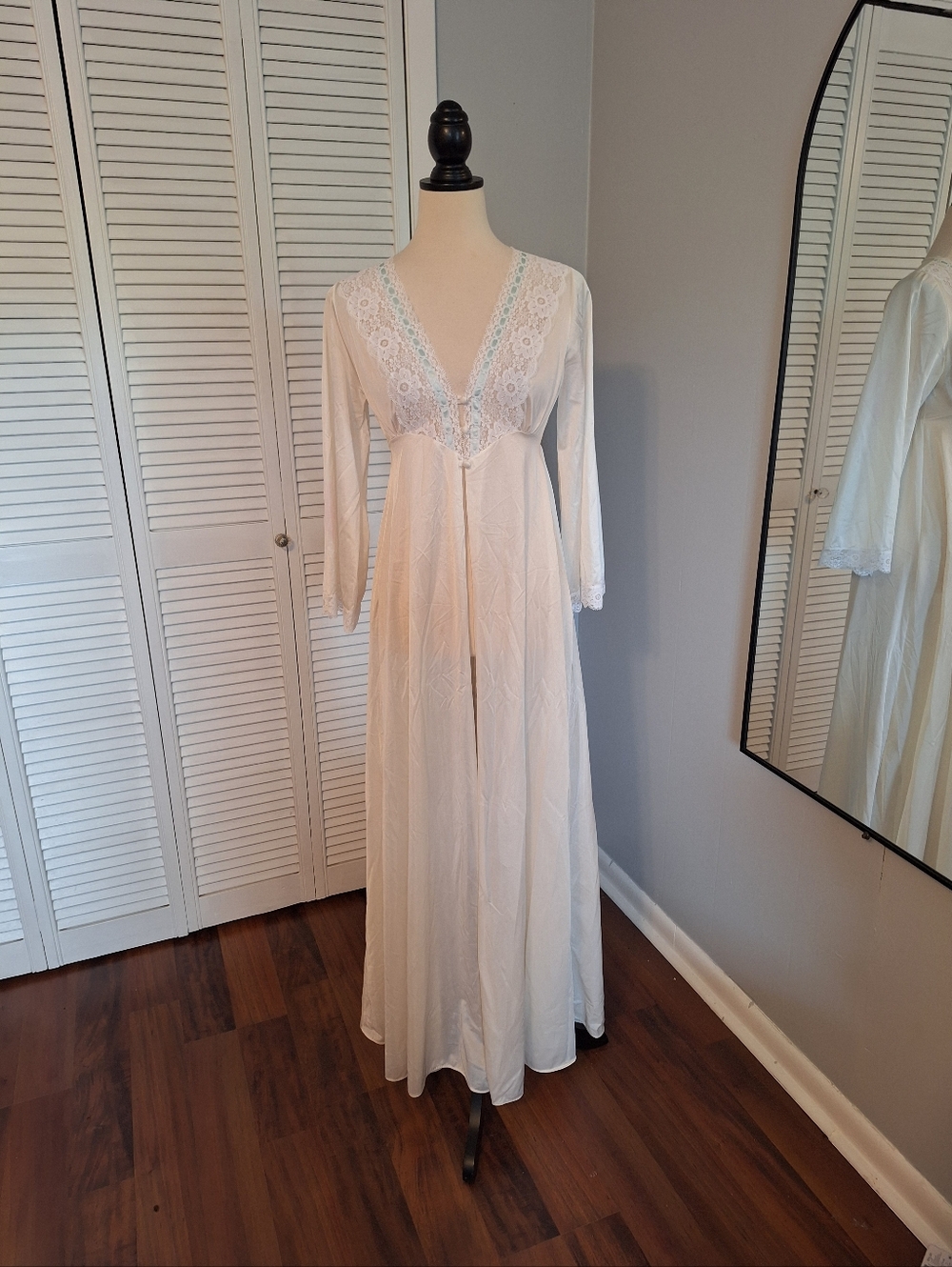 RARE vtg Lorraine ivory lace robe small *G